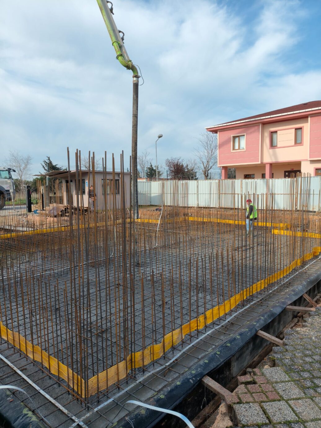 Beton pompası hortumu altında temel donatısı ve çevre kalıpları