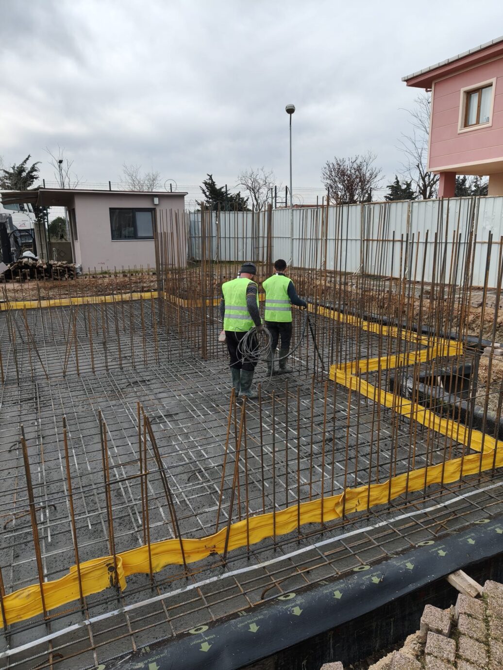 Betonarme temel sahasında donatı, kolon filizleri ve kalıp hazırlığı